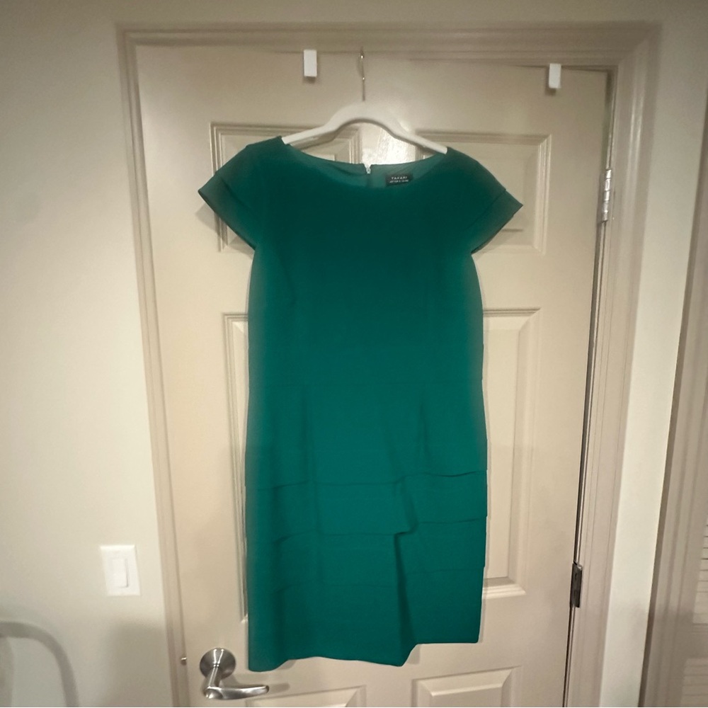 NWOT Tahari Emerald Green Tiered Style Midi Dress